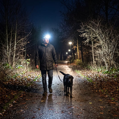 Hond uitlaten in het donker met de Klarlys hoofdlamp